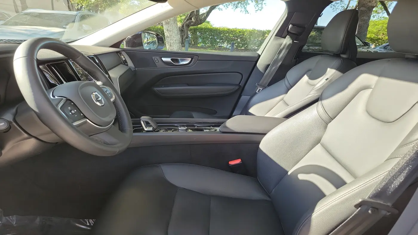 2024 Volvo XC60 B5 Core Dark Theme