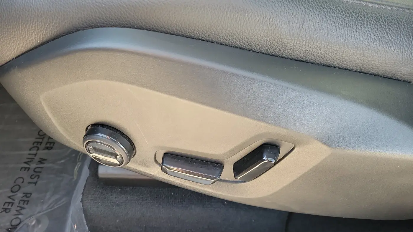 2024 Volvo XC60 B5 Core Dark Theme