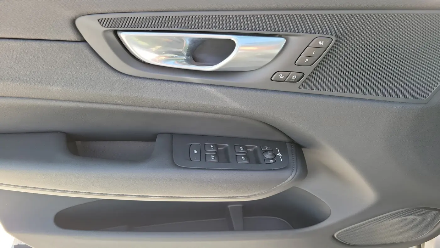 2024 Volvo XC60 B5 Core Dark Theme