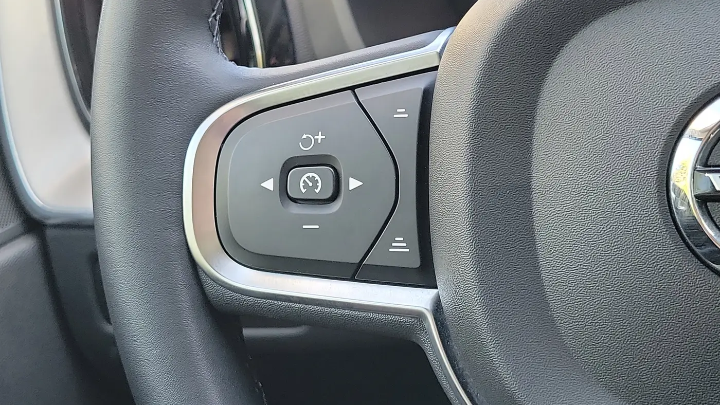 2024 Volvo XC60 B5 Core Dark Theme