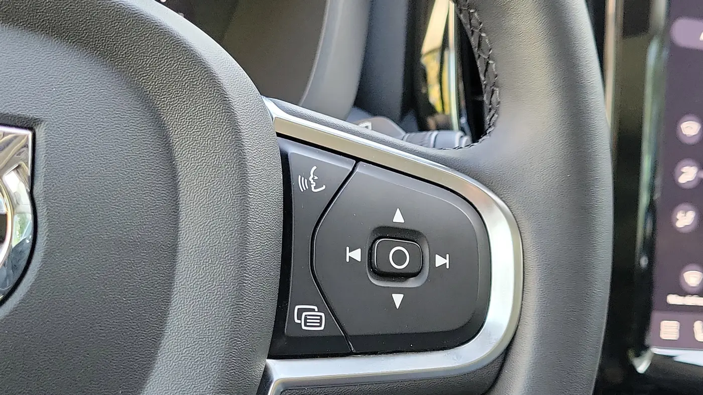 2024 Volvo XC60 B5 Core Dark Theme