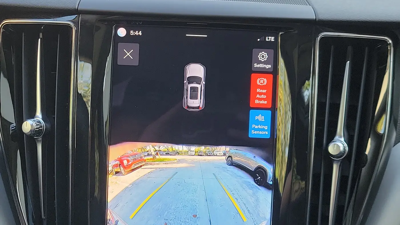 2024 Volvo XC60 B5 Core Dark Theme