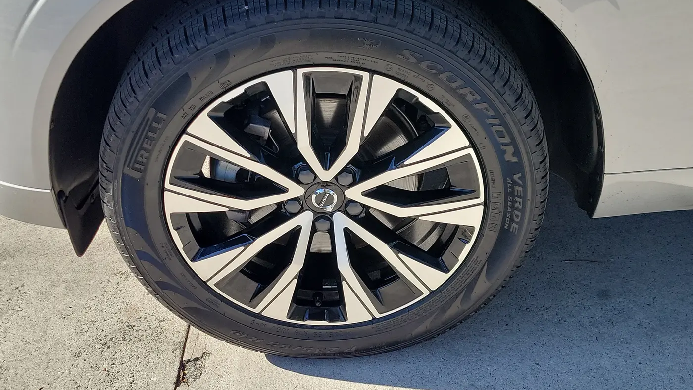 2024 Volvo XC60 B5 Core Dark Theme