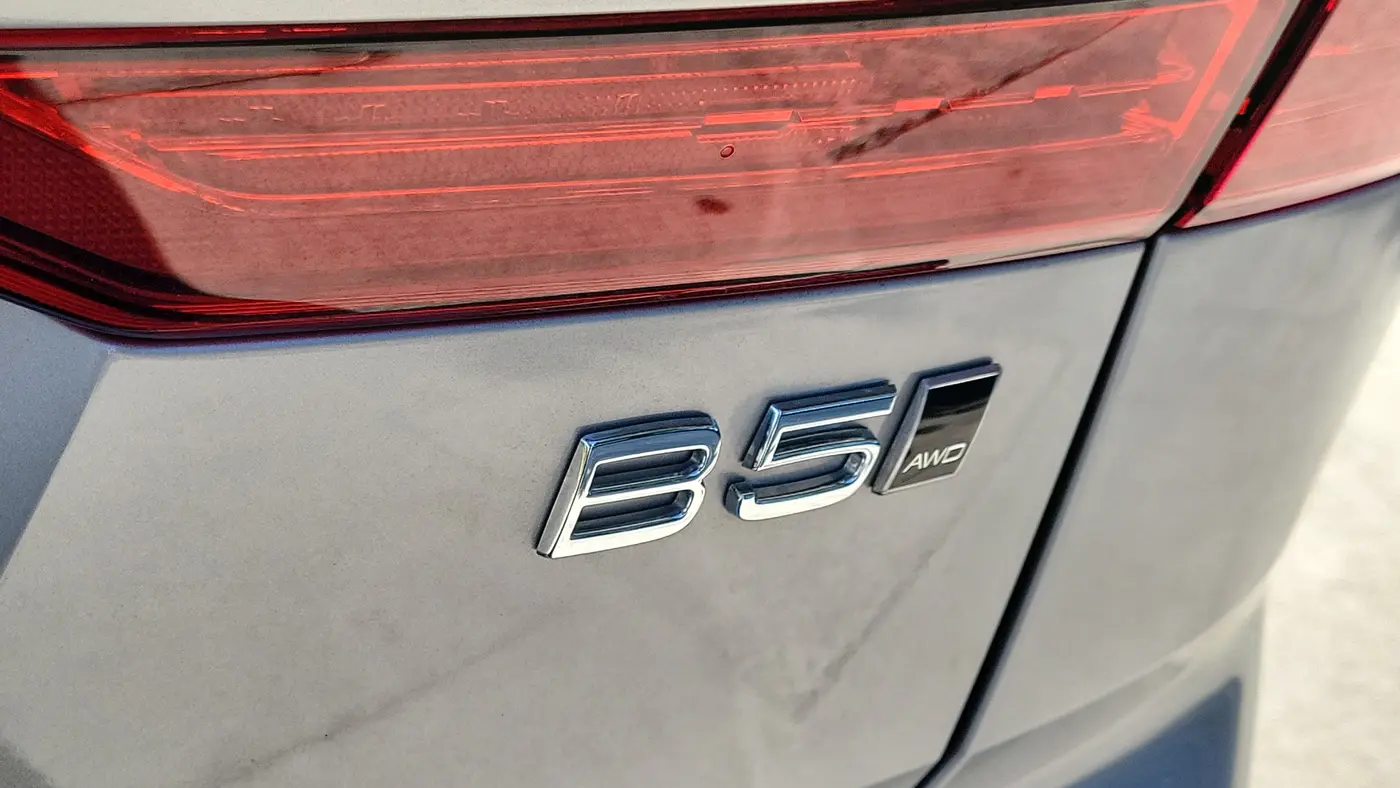 2024 Volvo XC60 B5 Core Dark Theme