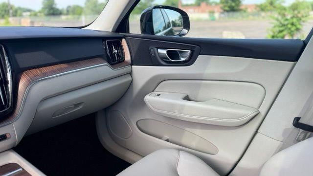 2022 Volvo XC60 B5 Momentum