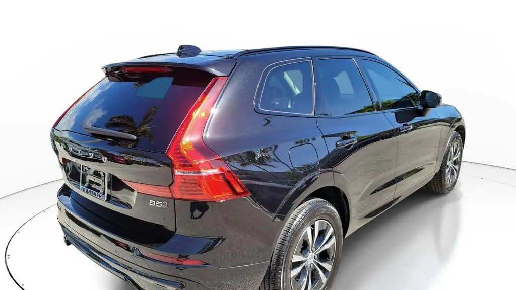 2024 Volvo XC60 B5 Core Dark Theme