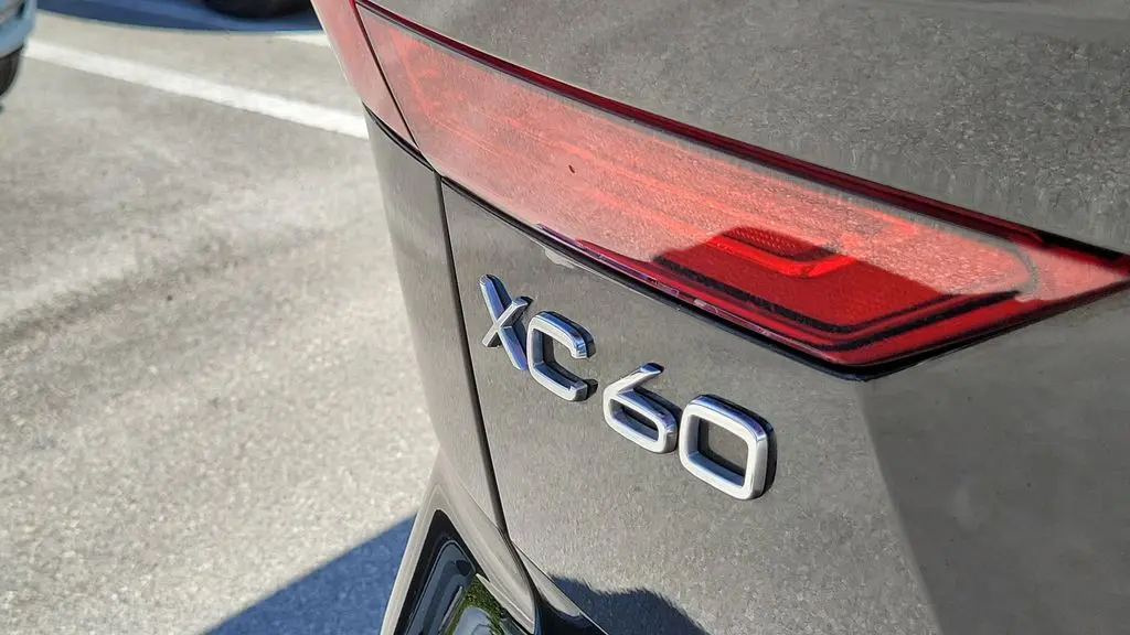 2024 Volvo XC60 B5 Core Dark Theme