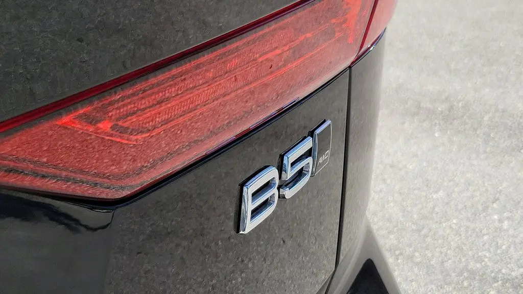 2024 Volvo XC60 B5 Core Dark Theme