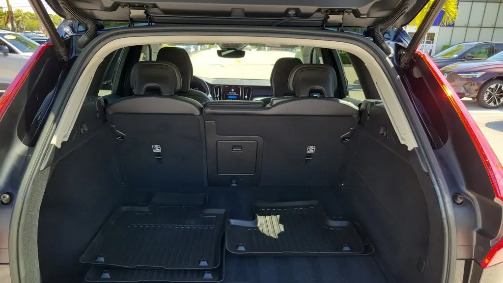 2024 Volvo XC60 B5 Core Dark Theme