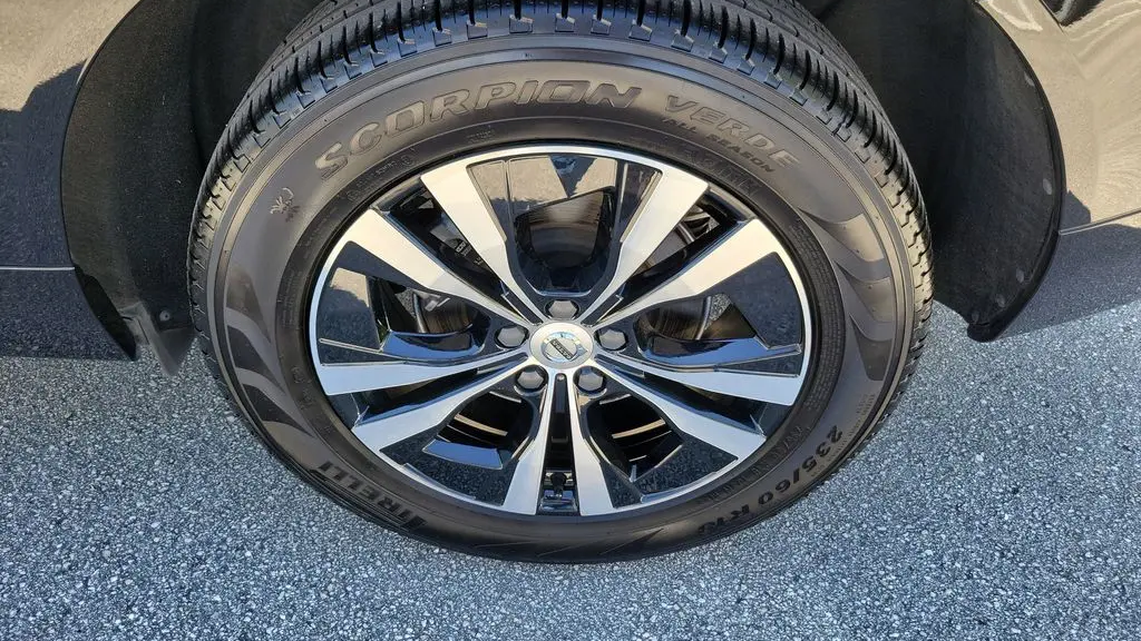 2024 Volvo XC60 B5 Core Dark Theme