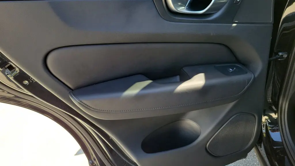 2024 Volvo XC60 B5 Core Dark Theme