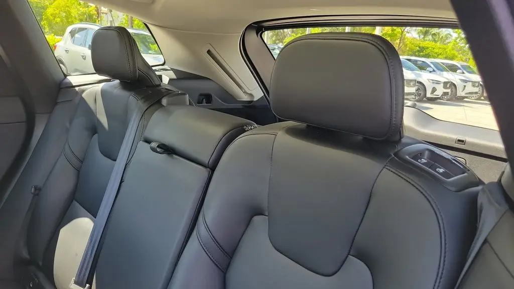 2024 Volvo XC60 B5 Core Dark Theme