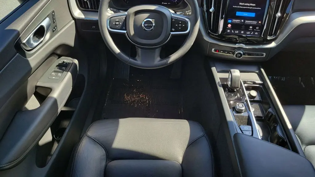 2024 Volvo XC60 B5 Core Dark Theme