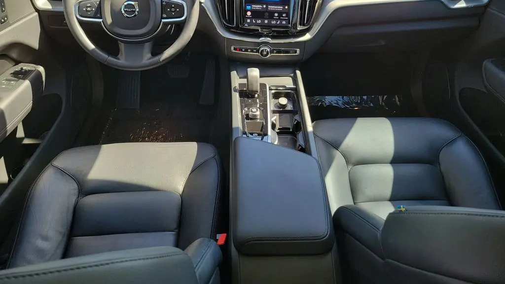 2024 Volvo XC60 B5 Core Dark Theme