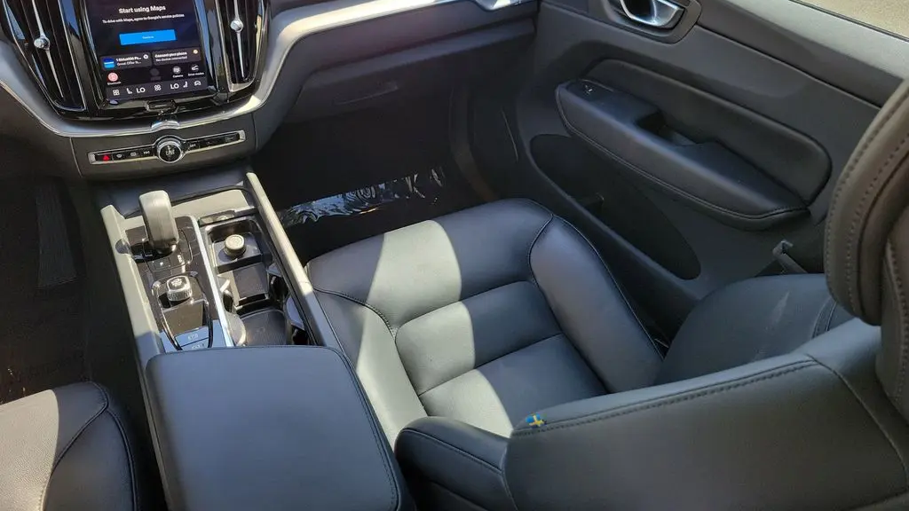 2024 Volvo XC60 B5 Core Dark Theme