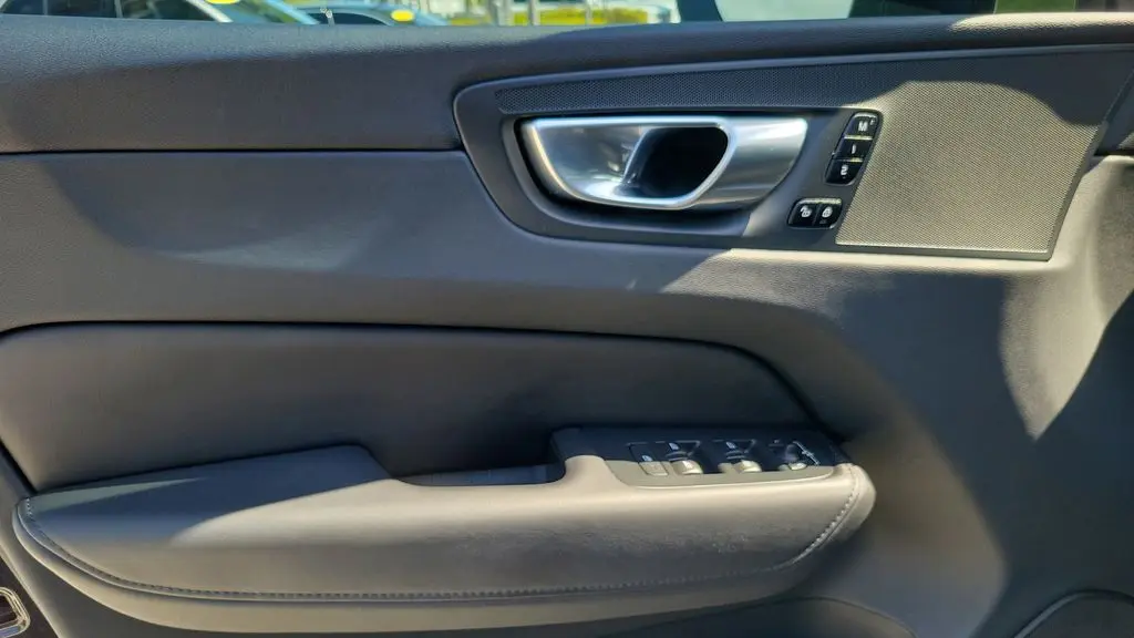 2024 Volvo XC60 B5 Core Dark Theme