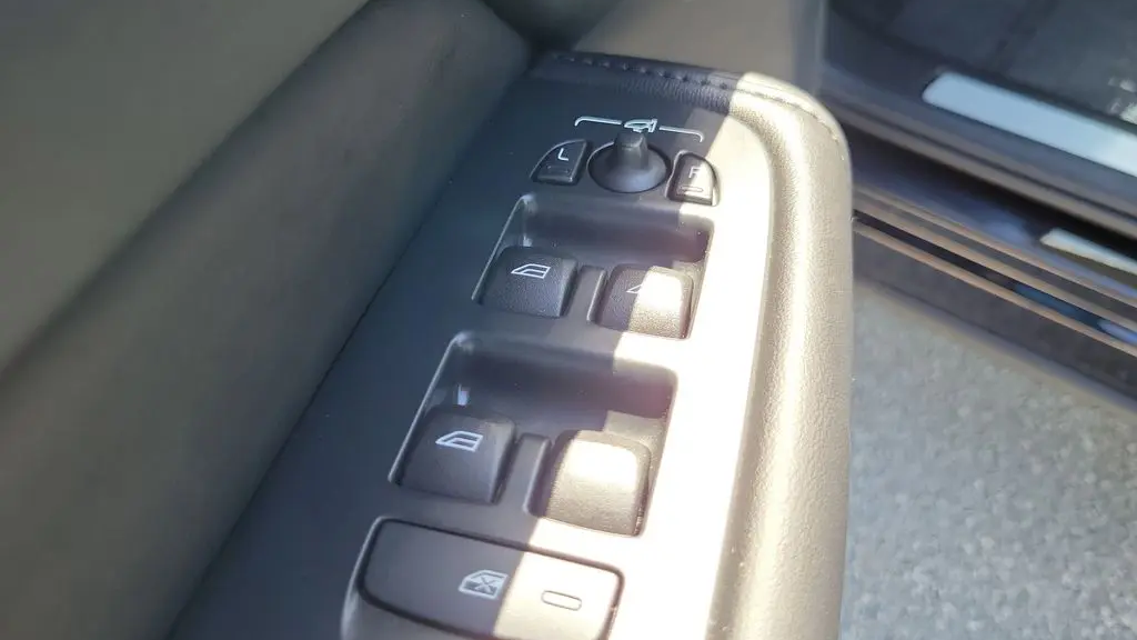 2024 Volvo XC60 B5 Core Dark Theme