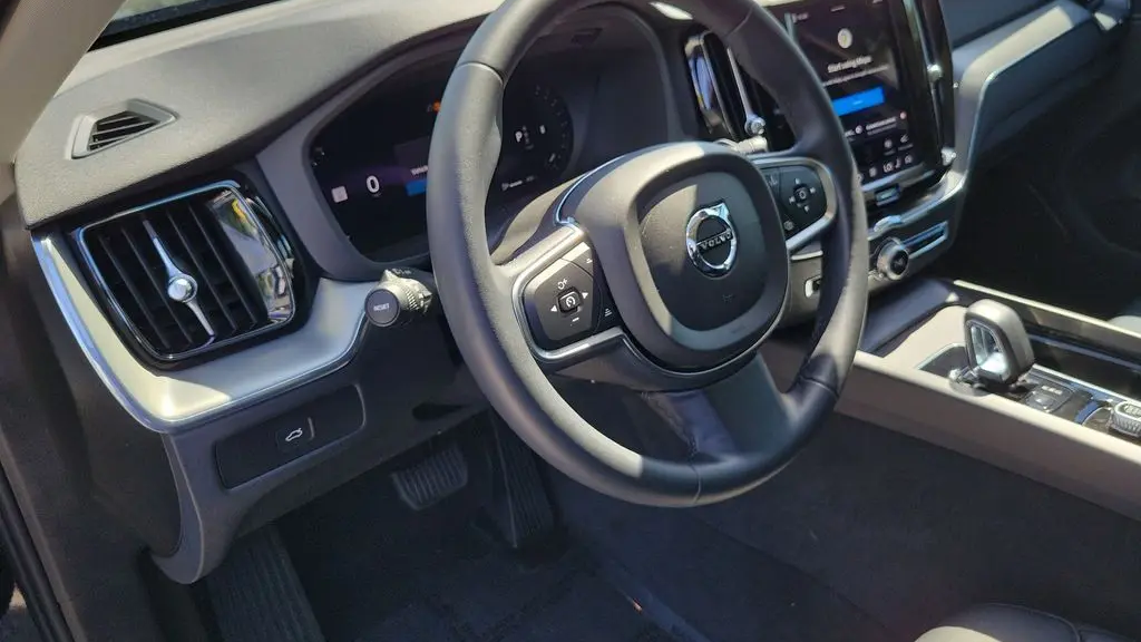 2024 Volvo XC60 B5 Core Dark Theme