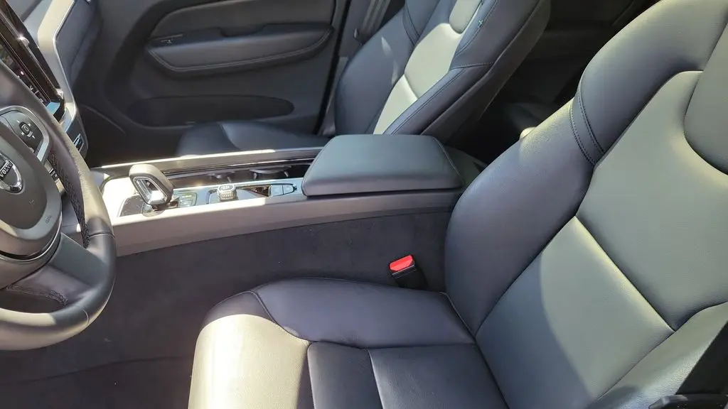 2024 Volvo XC60 B5 Core Dark Theme