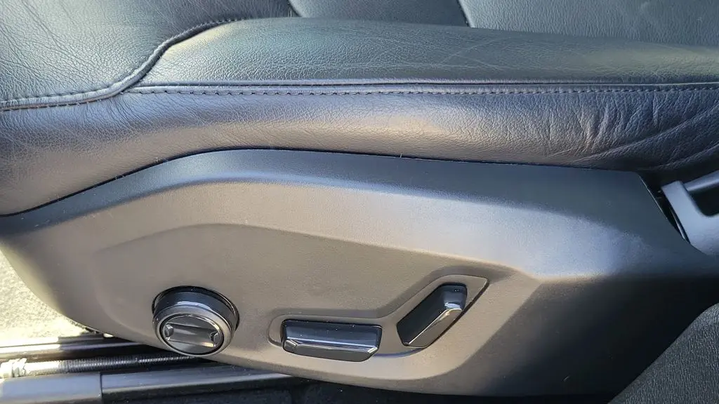 2024 Volvo XC60 B5 Core Dark Theme