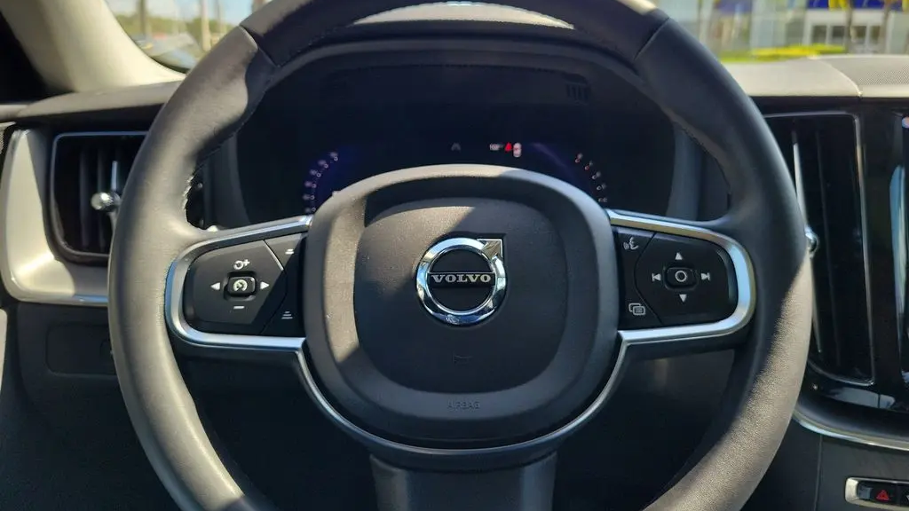 2024 Volvo XC60 B5 Core Dark Theme