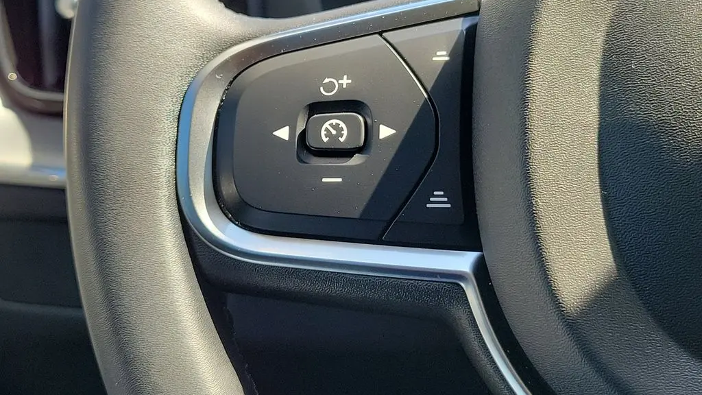2024 Volvo XC60 B5 Core Dark Theme