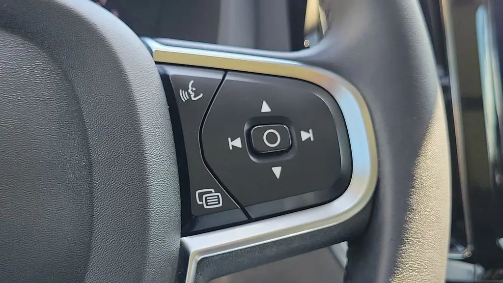 2024 Volvo XC60 B5 Core Dark Theme