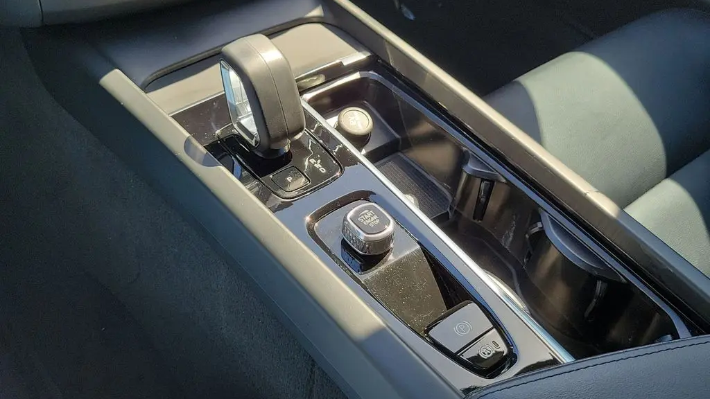 2024 Volvo XC60 B5 Core Dark Theme