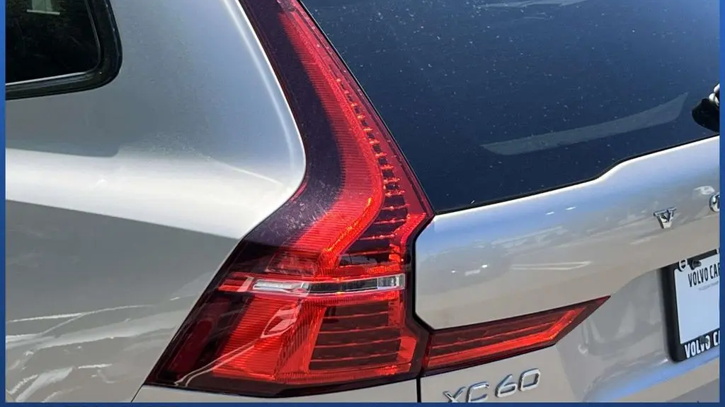 2024 Volvo XC60 B5 Core Dark Theme