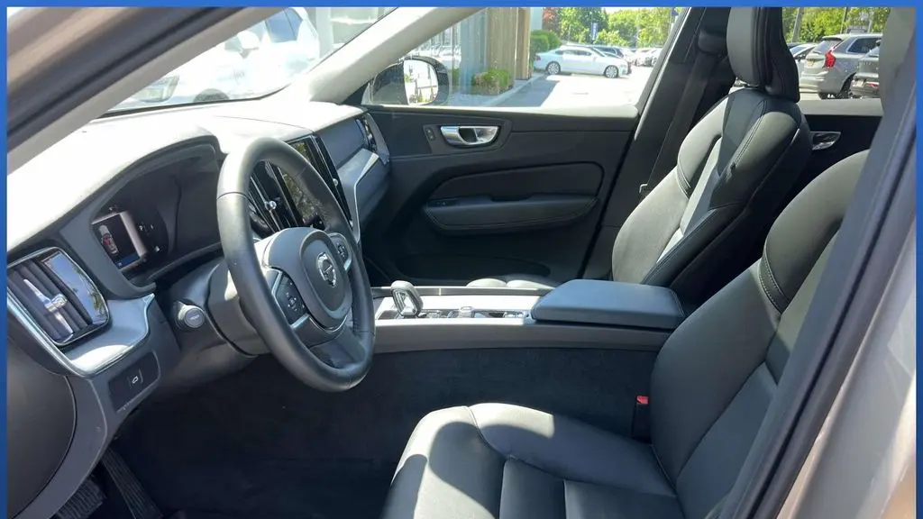2024 Volvo XC60 B5 Core Dark Theme