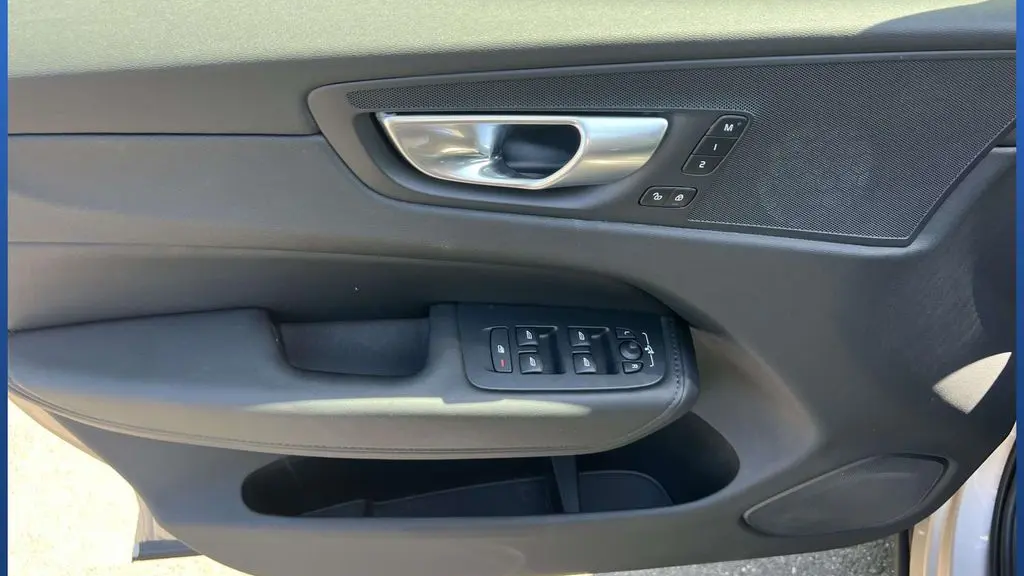 2024 Volvo XC60 B5 Core Dark Theme