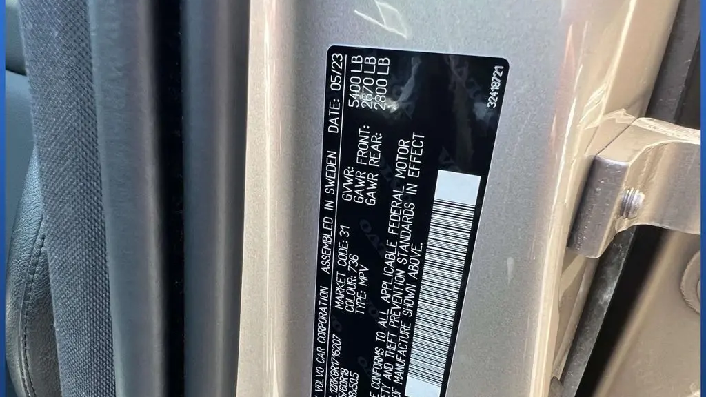 2024 Volvo XC60 B5 Core Dark Theme