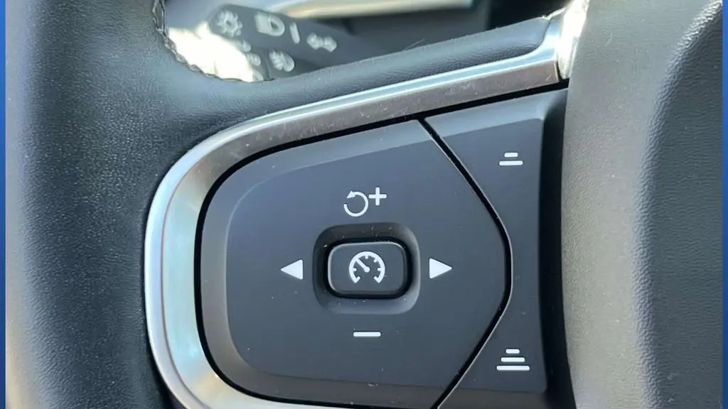 2024 Volvo XC60 B5 Core Dark Theme