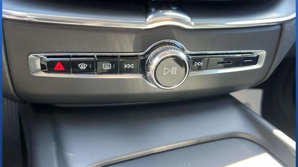 2024 Volvo XC60 B5 Core Dark Theme