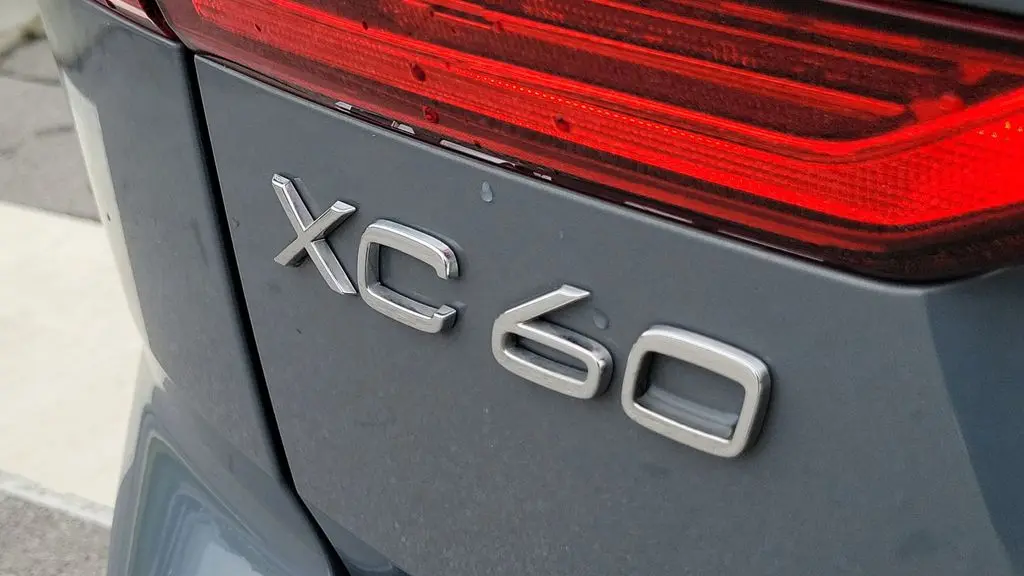 2024 Volvo XC60 B5 Plus Dark Theme