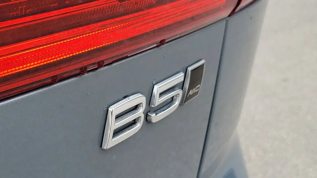 2024 Volvo XC60 B5 Plus Dark Theme