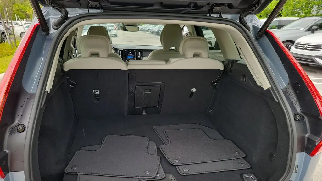 2024 Volvo XC60 B5 Plus Dark Theme