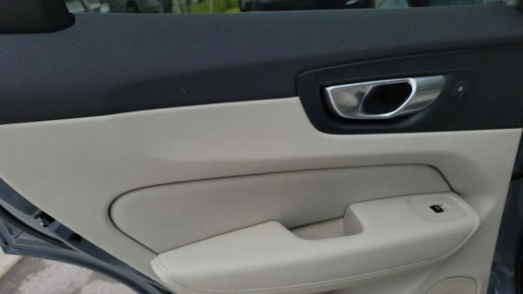 2024 Volvo XC60 B5 Plus Dark Theme