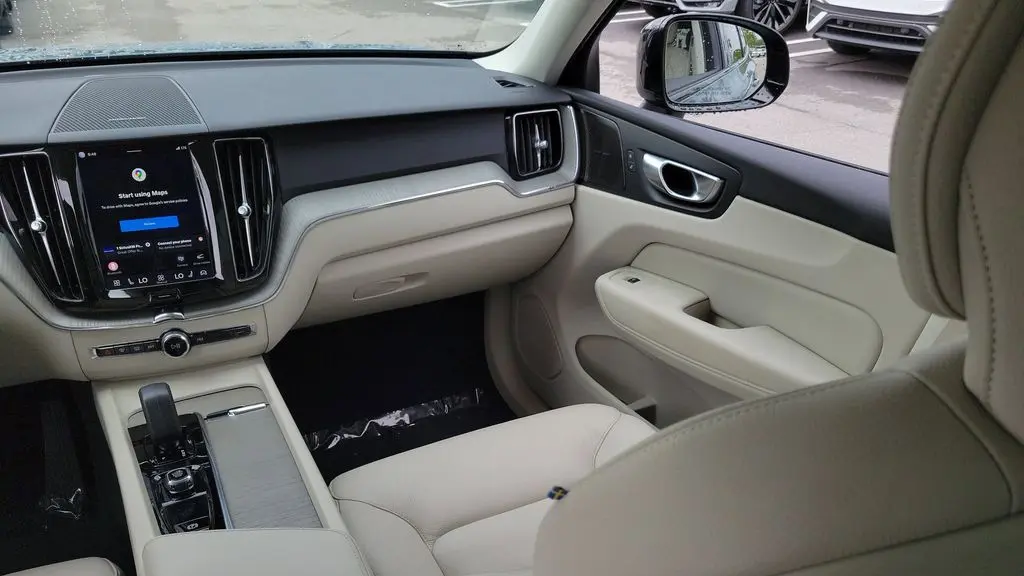 2024 Volvo XC60 B5 Plus Dark Theme