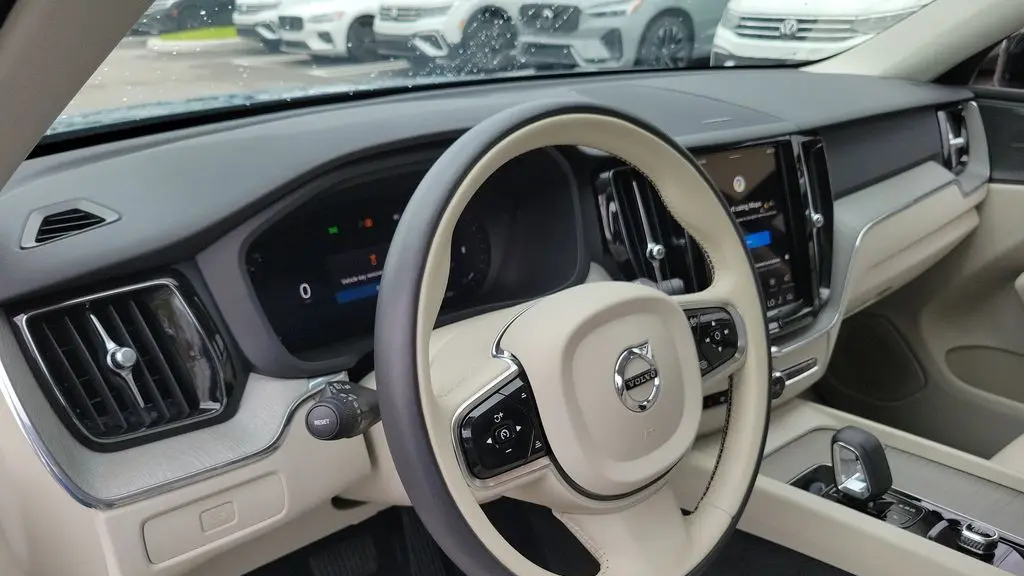 2024 Volvo XC60 B5 Plus Dark Theme