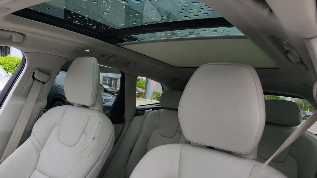 2024 Volvo XC60 B5 Plus Dark Theme