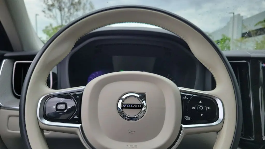 2024 Volvo XC60 B5 Plus Dark Theme