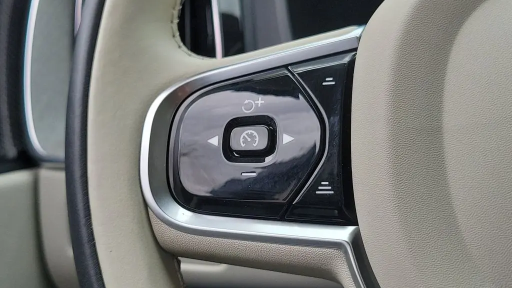2024 Volvo XC60 B5 Plus Dark Theme