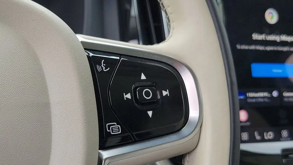 2024 Volvo XC60 B5 Plus Dark Theme
