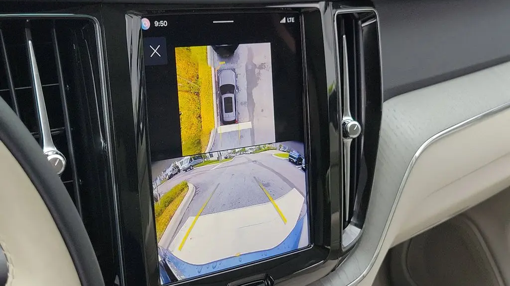 2024 Volvo XC60 B5 Plus Dark Theme