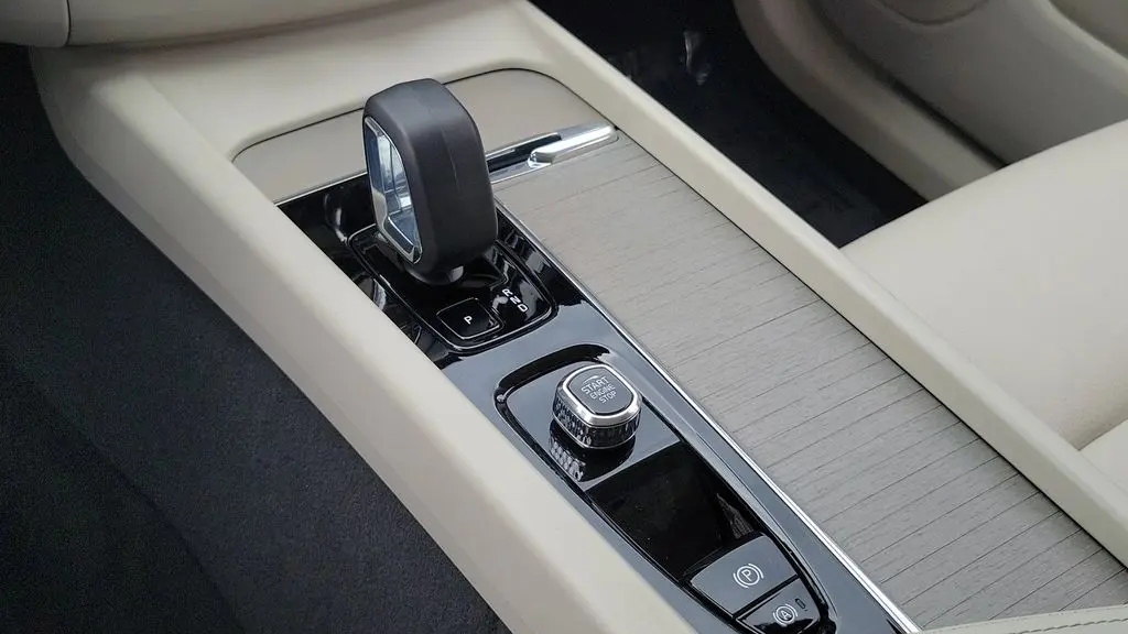 2024 Volvo XC60 B5 Plus Dark Theme