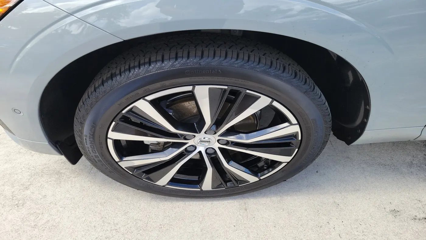 2024 Volvo XC60 B5 Plus Dark Theme