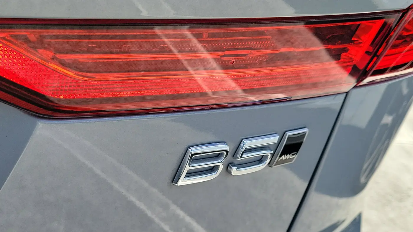 2024 Volvo XC60 B5 Plus Dark Theme