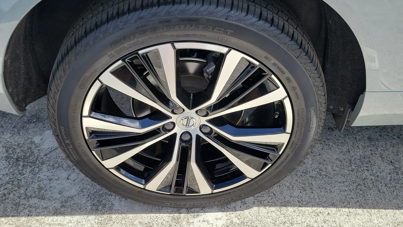 2024 Volvo XC60 B5 Plus Dark Theme