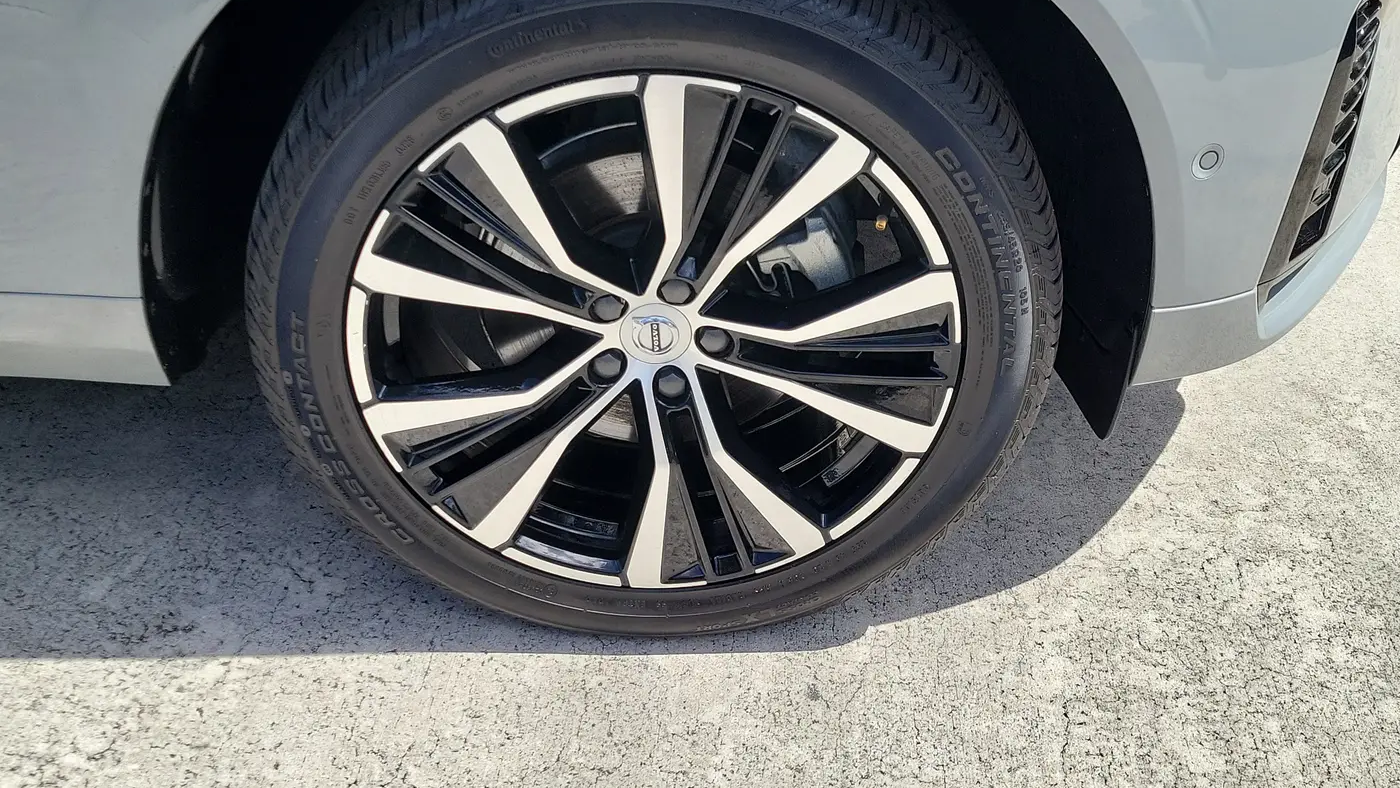 2024 Volvo XC60 B5 Plus Dark Theme